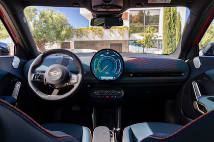 EL interior cuenta con la característica pantalla OLED circular MINI de 440 cm2