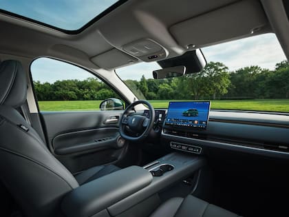 El interior cuenta con un tablero digital de 10,25 pulgadasy una pantalla multimedia táctil de 14,6 pulgadas