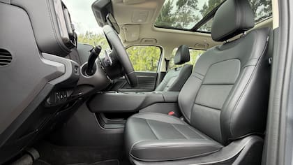 El interior cuenta con un techo panorámico con apertura eléctrica