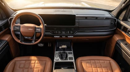 El interior cuneta con una pantalla triple integrada