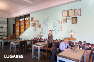 El café de habitués y pastelería deliciosa que funciona en la ex farmacia del barrio