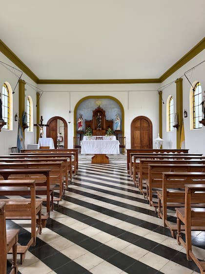 El interior de la capilla está muy bien cuidado.