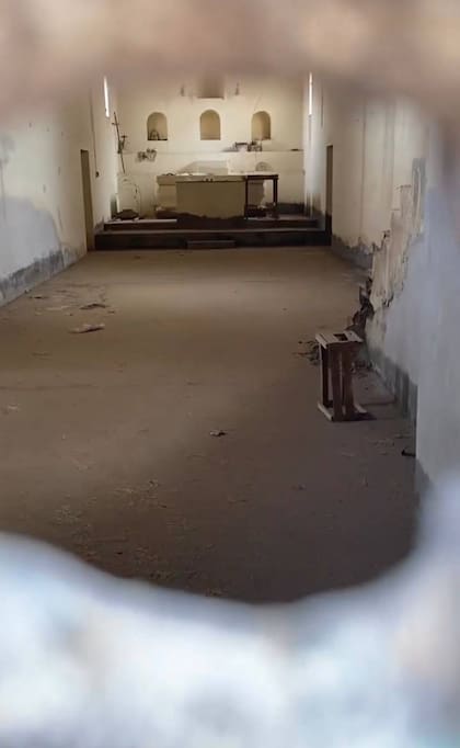 El interior de la capilla San Juan Bautista, a través de una mirilla sobre la puerta principal.