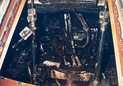 El interior de la cápsula tras el incendio (Crédito: NASA)