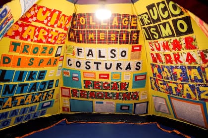 El interior de la carpa realizada por Molina