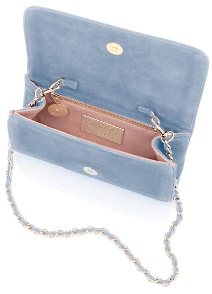 El interior de la cartera que vale 400 euros, con cadena para colgar del hombro.