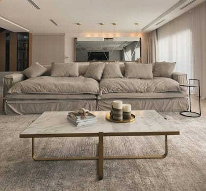 El interior de la casa combina espacios amplios con una decoración de estilo moderno (Captura: Instagram @ccamilagalantee)