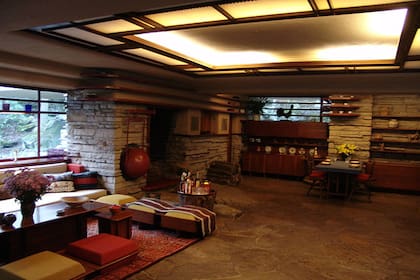 El interior de la casa de la cascada de Frank Lloyd Wright
