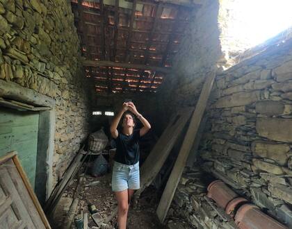 El interior de la casa de Liguria con Magdalena trabajando