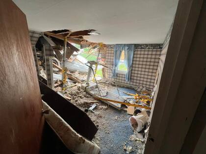 El interior de la casa donde se estrelló el vehículo