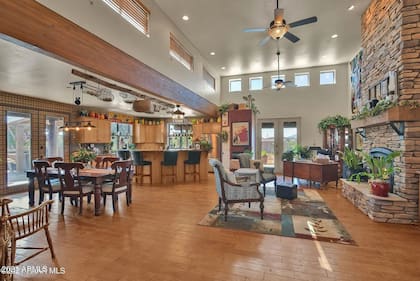 El interior de la casa es de concepto abierto (The Wave Source/ARMLS)