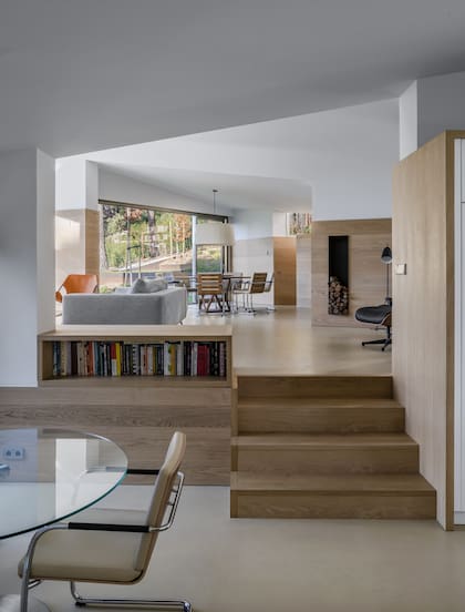 El interior de la casa también está escalonado, tal como sucede con su implantación.