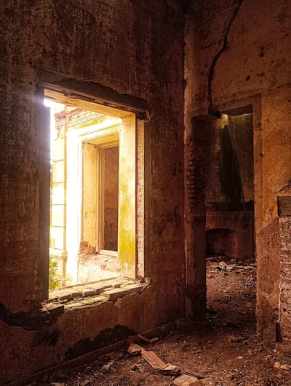 El interior de la casona, uno de los pocos edificios que siguen en pie (Crédito: Micaela García)