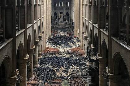 El interior de la catedral, con los escombros del techo sobre los bancos de madera, 24 horas después del devastador incendio