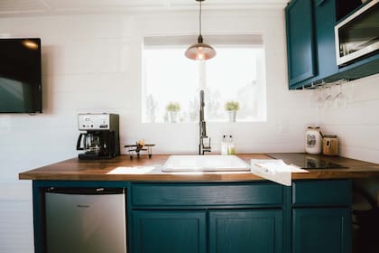 El interior de la cocina de una casa contenedor