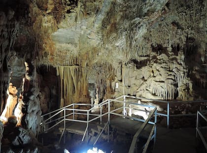 El interior de la cueva de Petralona donde fue hallado el misterioso cráneo
