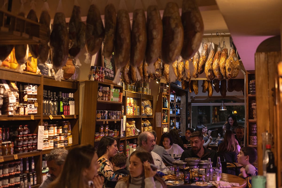 El interior de La Fondue, el restaurante-almacén que ya es un clásico de Palermo