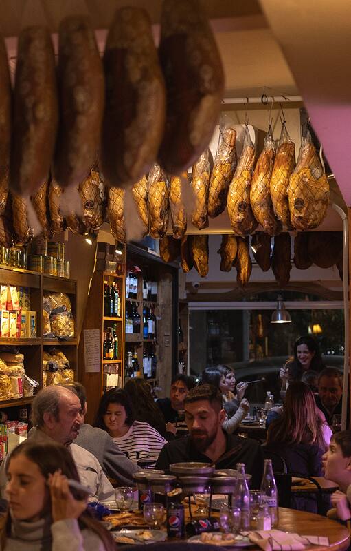 El interior de La Fondue, el restaurante-almacén que ya es un clásico de Palermo