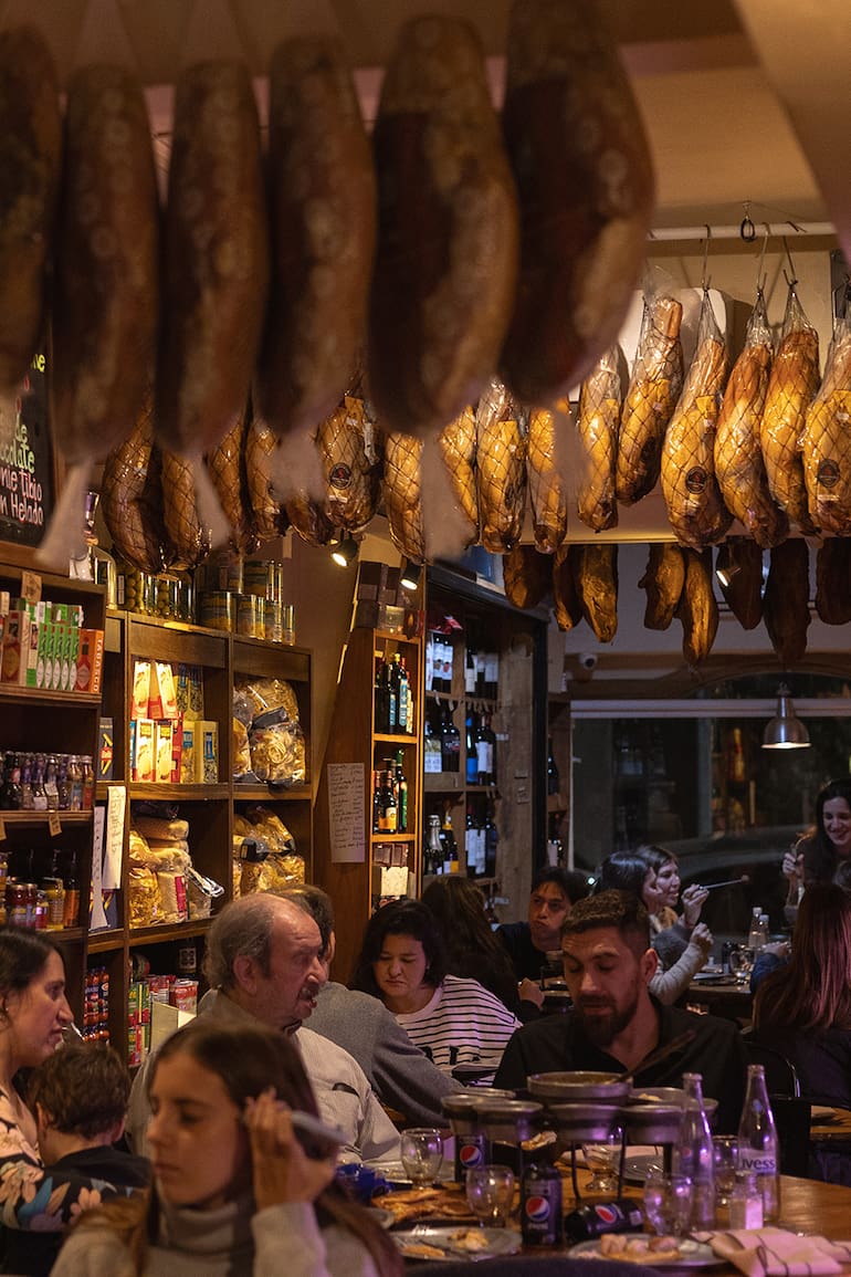 El interior de La Fondue, el restaurante-almacén que ya es un clásico de Palermo