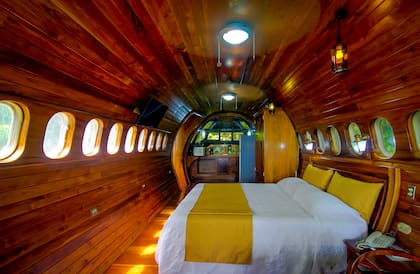 El interior de la habitación fue equipado con muebles de teca tallados a mano en Java, Indonesia.