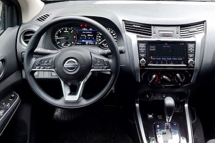 El interior de la Nissan Frontier X-Gear tiene lo necesario para una pickup de estas características