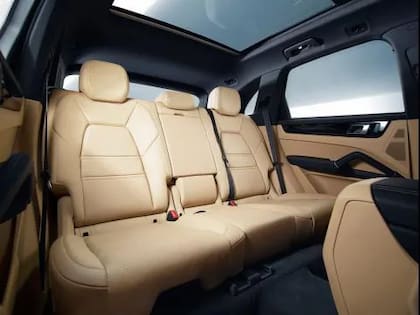 El interior de la Porsche Cayenne.