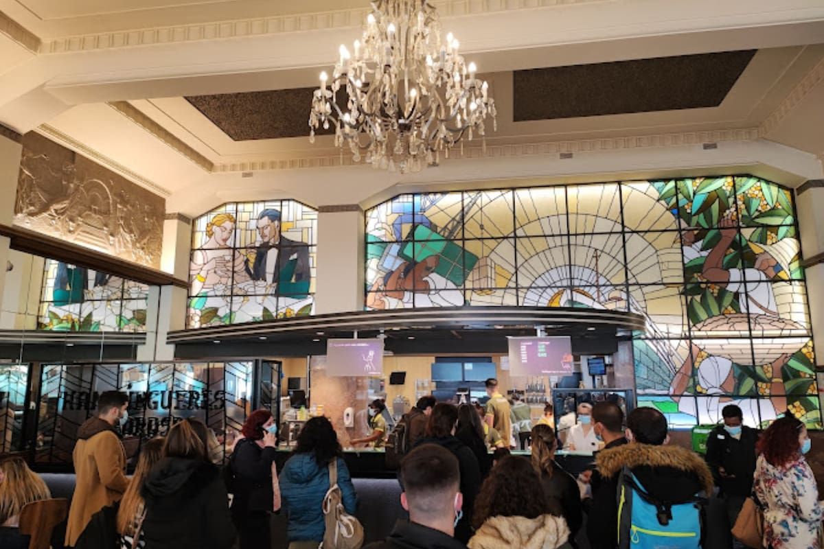 El interior de la sucursal de McDonald’s genera una atmósfera vintage