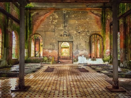 El interior de la usina hidroléctrica de Berisso, hoy abandonada.
@thewalkingconurban