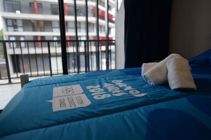 El interior de las unidades, con logos alusivos