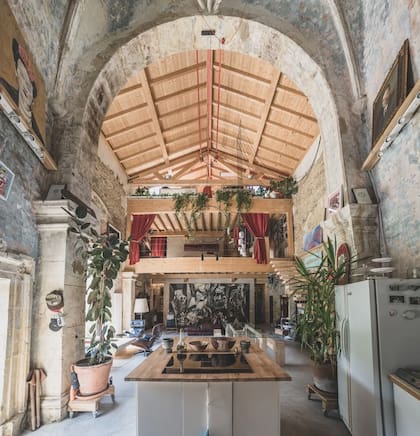 El interior de planta abierta resalta la belleza de la arquitectura original con cacacterísticas típicas de la arquitectura gótica.