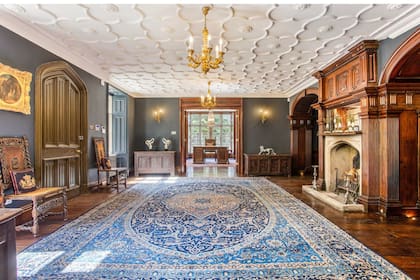 El interior de Stanley Park conserva detalles arquitectónicos originales, como los pisos de madera, las chimeneas de piedra ornamentadas, las ventanas con parteluces y los trabajos de madera tallada