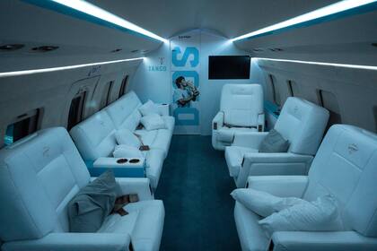 El interior de un avión dedicado al fallecido exfutbolista Diego Maradona aparece en esta foto del miércoles 25 de mayo de 2022, día en que fue presentado en las afueras de Buenos Aires (AP Foto/Rodrigo Abd)