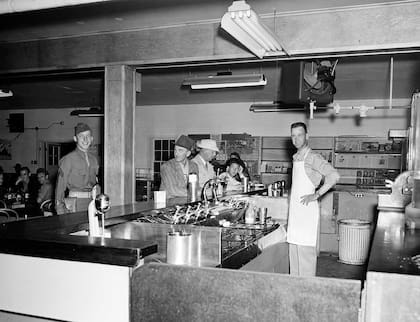 El interior de una cafetería en Los Álamos, durante el Proyecto Manhattan (atomicarchive.com)