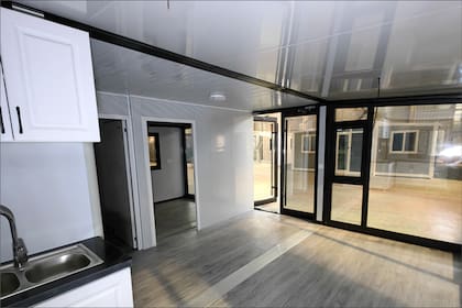 El interior de una casa prefabricada en su proceso de construcción en una planta