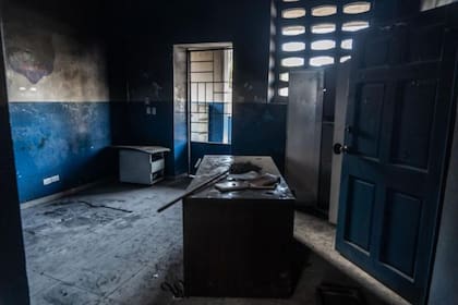 El interior de una comisaría de policía saqueada y abandonada en el barrio de Turgeau, Puerto Príncipe, tras el control de las bandas criminales