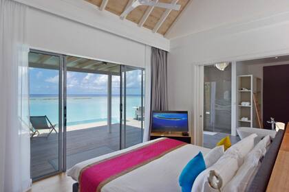 El interior de una de las villas de lujo que están sobre el mar.