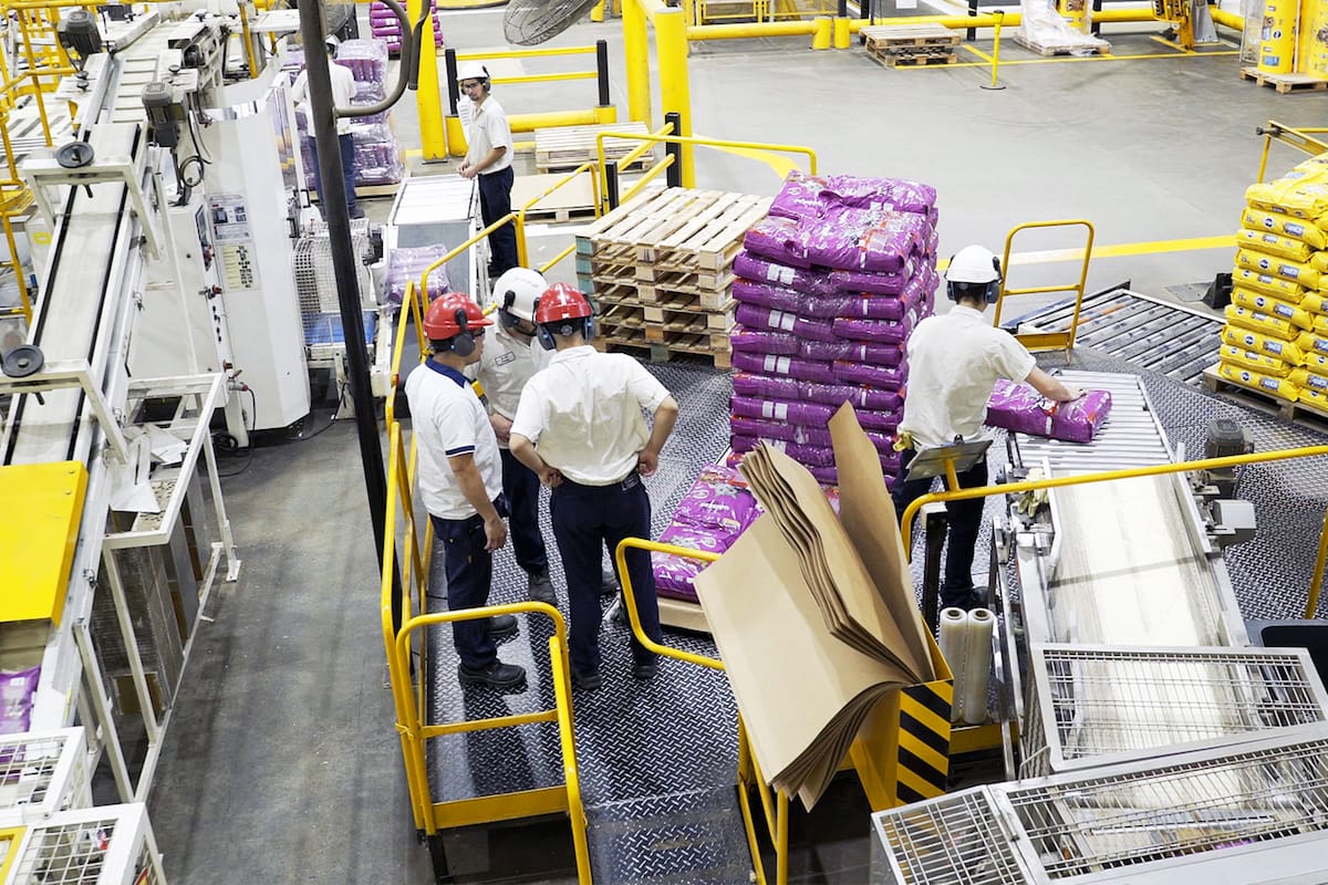 El interior de una fábrica de alimentos para felinos.