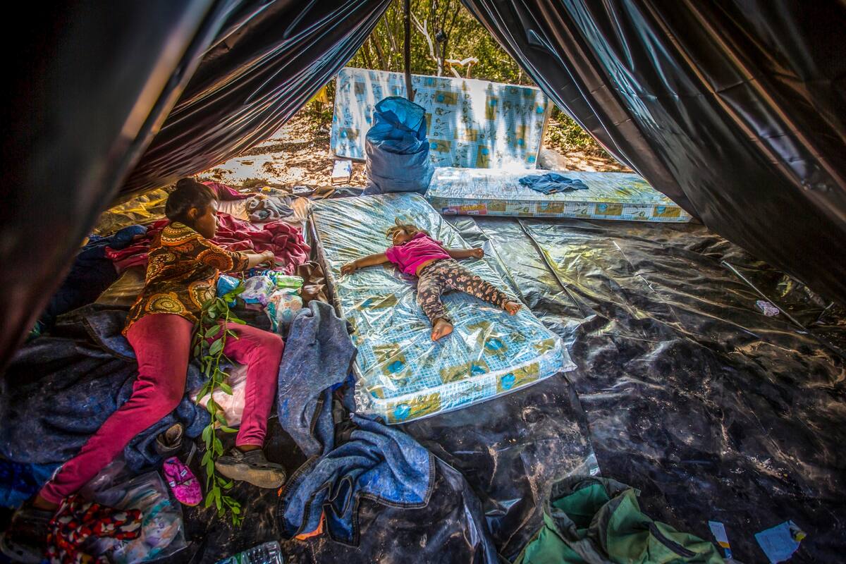 El interior de una vivienda de una familia wichi, en el norte salteño