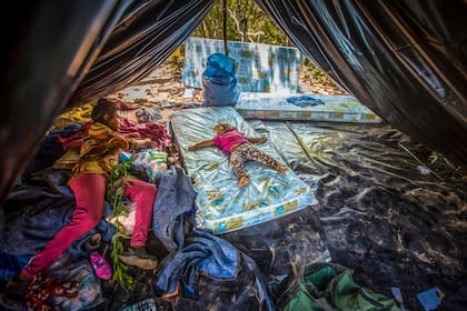 El interior de una vivienda de una familia wichi, en el norte salteño