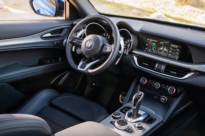 El interior del Alfa Romeo Stelvio es moderno y tecnológico, y destacan las enormes levas al volante