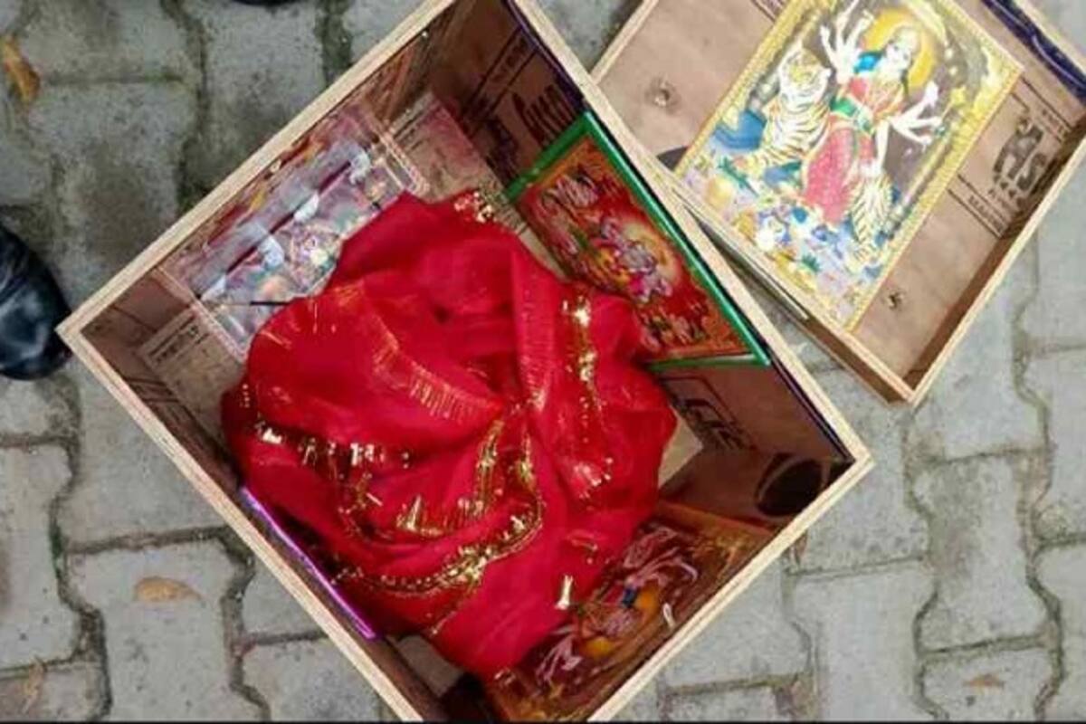 El interior del cajón estaba forrado con tela roja y acompañado de imágenes de dioses venerados en la India