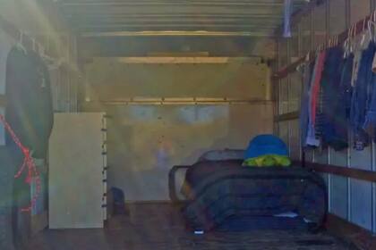 El interior del camión que Brandon convirtió en su hogar