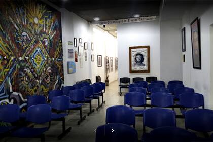 El interior del centro de atención oftalmológica de orientación cubana que funciona en Córdoba. Sobresale la foto del "Che" Guevara, que le da nombre. Su hija lo inauguró.