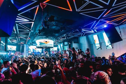 El interior del club donde se lleva a cabo Cachete está hecho con pantallas
