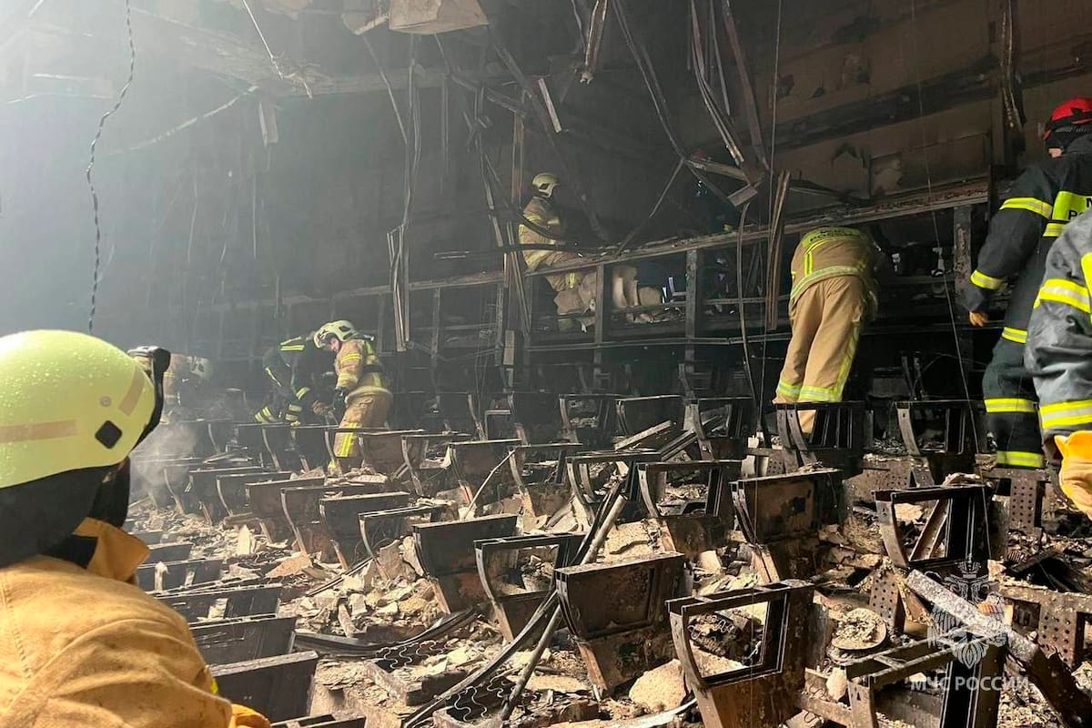 El interior del Crocus City Hall, en Moscú, Rusia, un día después del cruento ataque reivindicado por el grupo del Estado Islámico que causó decenas de muertos