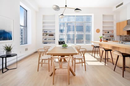 El interior del dúplex de la actriz y de Mendes, cuenta además con una zona de galerías de arte, tres amplios dormitorios y tres baños