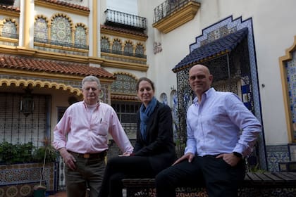 El interior del edificio con azulejos originales