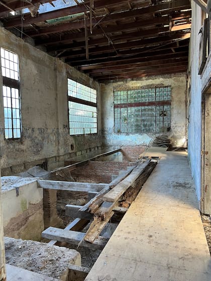 El interior del edificio histórico presenta un deterioro avanzado; allí comenzaron las tareas de limpieza y el relevamiento para conocer los daños