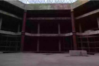 El interior del edificio refleja el abandono del enorme hotel