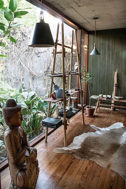El interior del estudio se funde con el jardín